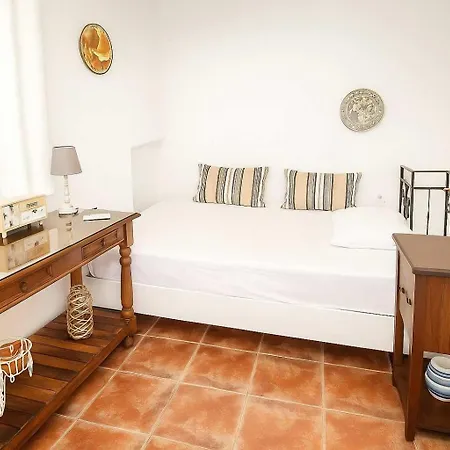 Charming White House Retreat With Balcony In Paros Lefkes Apartment *